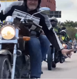 Homem faz gesto atribuído ao nazismo em motociata bolsonarista  Foto: 