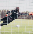 Goleiros da Suíça treinam com óculos que reproduz a trajetória da bola em câmera lenta  Foto: Reprodução/Instagram/@ysommer1