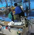 Menino escapa de possível sequestro ao pedir que atendente de loja fingisse ser sua mãe  Foto: Reprodução/ABC 6