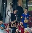 Helle Thorning-Schmidt, ex-primeira-ministra da Dinamarca, chega para jogo da seleção de seu país em uma roupa com símbolo do arco-íris, que é proibido no Catar  Foto: Joel Marklund / BILDBYRÅN / Reuters