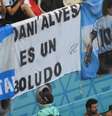 Em uma faixa branca, torcedores argentinos escreveram "Dani Alves es un boludo" e penduraram no estádio  Foto: Twitter 