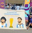 Maradona e Messi homenageados pela torcida argentina   Foto: Aline Küller/Terra