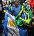 Loja vende bandeiras de Argentina e Brasil na cidade indiana de Calcutá  Foto: Getty Images / BBC News Brasil