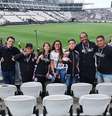 Juliana (terceira da esquerda para a direita) e a turma do Autistas Alvinegros na Arena  Foto: Gazeta Esportiva
