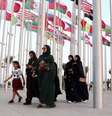 Mulheres caminham pela praça das bandeiras em Doha  Foto: Marko Djurica / Reuters