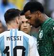 Zagueiro saudita encara Messi após virada na Copa do Catar  Foto: Reuters/Dylan Martinez