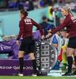 Árbitra Stephanie Frappart e a assistente Neuza Back durante partida entre México e Polônia  Foto: Reuters
