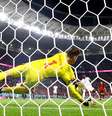 Goleiro Thibaut Courtois, da Bélgica, pega pênalti cobrado por Alphonso Davies, do Canadá, pela Copa do Catar  Foto: Kai Pfaffenbach / Reuters