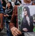 Mahsa Amini morreu sob custódia da polícia da moral e bons costumes  Foto: EPA / Ansa - Brasil