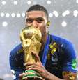 A França, do jogador Kylian Mbappé, é a atual campeã mundial, mas uma vitória consecutiva é historicamente uma raridade na competição  Foto: Getty Images / BBC News Brasil