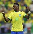 "Esperei 22 anos para chegar aqui", diz Vini Jr. após estreia vitoriosa da Seleção  Foto: Dylan Martinez/Reuters
