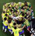 Jogadores do Brasil fazem a festa em Lusail: vitória sobre a Sérvia por 2 a 0 na estreia de ambas as seleções no Mundial  Foto: Peter Cziborra/Reuters