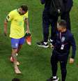 Neymar deixa jogo com tornozelo inchado   Foto: Molly Darlington / Reuters