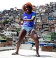 Imagem mostra mulher negra com uma camisa azul do Brasil, utilizada na Copa de 2022.  Foto: Imagem: Caio Oliveira / Alma Preta