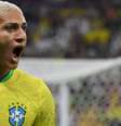 Imagem mostra Richarlison comemorando um dos gols que marcou na estreia da Seleção na Copa de 2022.  Foto: Imagem: Nelson Almeida/AFP / Alma Preta