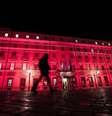 Palácio Chigi, sede do governo italiano, é iluminada de vermelho para homenagear vítimas de violência de gênero  Foto: ANSA / Ansa - Brasil