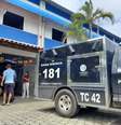 Carro da perícia recolheu corpos na escola   Foto: Reprodução/TV Gazeta