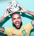 No dia que o nome de Alves foi relacionado, torcedores analisaram negativamente a possibilidade do lateral de 39 anos estar entre os titulares.  Foto: Reprodução/ Instagram: @danialves