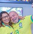 Lula e Janja comemoram gol do Brasil durante partida contra a Sérvia na estreia da seleção na Copa do Catar.  Foto: Divulgação/Ricardo Stuckert