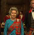 Imelda Staunton interpreta a Rainha Elizabeth 2ª e Jonathan Pryce o Príncipe Felipe na nova temporada de "The Crown"  Foto: Netflix / BBC News Brasil
