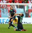 Jackson Irvine e Aziz Behich, da Austrália, comemoram após a partida  Foto: Reuters/Hannah Mckay