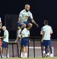 Eder MIlitão e Daniel Alves disputam a vaga de Danilo  Foto: Lucas Figueiredo/CBF