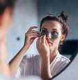 Olheiras bolsinhas cuidados  Foto: Shutterstock / Alto Astral