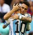 Lionel Messi e Lautaro Martinez se abraçam em vitória do México  Foto: Hannah Mckay / Reuters