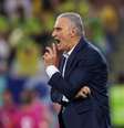 Tite durante a partida entre o Brasil e a Suíça, que terminou com a vitória por 1 a 0 e a classificação para as oitavas de final  Foto: Carl Recine/Reuters