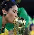 Torcedora brasileira beija réplica da taça da Fifa em partida entre Brasil e Suíça  Foto: Carl Recine