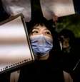 Manifestante segurando um pedaço de papel em branco  Foto: Getty Images / BBC News Brasil