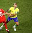 Bruno Guimarães, meio-campista da Seleção Brasileira, no jogo contra a Suíça  Foto: Reprodução/Twitter/@fifaworldcup_pt