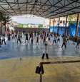 Patrícia trabalha como fisioterapeuta na UBS Vila Natal há 9 anos e é quem comanda as aulas  Foto: Jessica Bernardo/Agência Mural