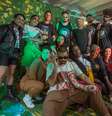 Equipe e artistas do Vozes da Margem reunidos para uma gravação  Foto: Isa Hansen
