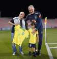 Tite encontra com torcedor que ajudou a carregar seu neto  Foto: Leandro Lopes/CBF