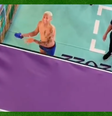 Richarlison fica só de cueca para dar short a torcedor.  Foto: Reprodução