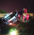 Bombeiros buscam por vítimas de deslizamento de terra em estrada   Foto: Redes sociais 