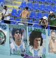 Torcida argentina leva faixas para estádio   Foto: Issei Kato / Reuters