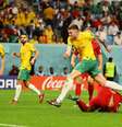 Denmark's Kasper Dolberg goes down in the box after a challenge from Australia's Mathew Leckie but no penalty was awarded  Foto: REUTERS/Wolfgang Rattay