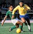 Imagem mostra Garrincha, com o uniforme da Seleção Brasileira, driblando adversário.  Foto: Imagem: Reprodução / Alma Preta