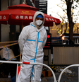 Na China, ainda é comum ver pessoas na rua vestidas com trajes de proteção, cujo uso foi popularizado durante a pandemia  Foto: Reuters / BBC News Brasil