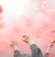 torcedor segura fogos  Foto: Getty Images / BBC News Brasil