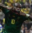 O jogador Vincent Aboubakar, o primeiro a garantir a vitória de Camarões sobre o Brasil na Copa do Mundo  Foto: Imagem: Reprodução/Dylan Martinez / Alma Preta