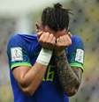 Alex Telles deixa o campo chorando após lesão contra Camarões  Foto: REUTERS/Dylan Martinez