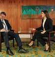 Foto original mostra Bolsonaro ao lado da jornalista Débora Bergamasco.  Foto: Aos Fatos