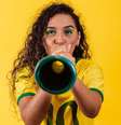 Torcer pelo Brasil na Copa do Mundo requer cuidados com a voz e a audição  Foto: Shutterstock / Alto Astral