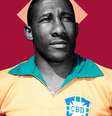 A imagem mostra Djalma Santos com as mãos na cintura olhando para frente e com a camisa da Seleção Brasileira  Foto: Colagem: Vinícius de Araújo/Alma Preta Jornalismo / Alma Preta