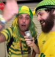 Tomer Savoia (esq., ao lado de Diogo Defante), torcedor brasileiro que tem viralizado na Copa do Catar  Foto: Reprodução/YouTube Diogo Defante