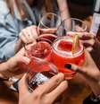 Guia da Cozinha - Como gelar bebidas rápido? Confira 3 truques fáceis!  Foto: Guia da Cozinha