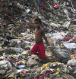 Crianças em Bangladesh são pagas com valores baixos para catar objetos em lixão  Foto: Getty Images / BBC News Brasil